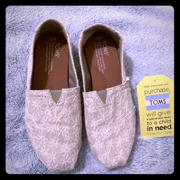 toms natural daisy metallic